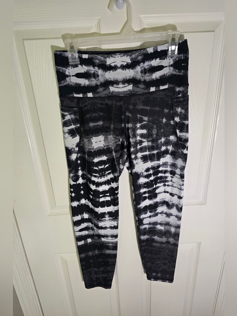 Old Navy Active Womens Black White Tie Dye Go-Dry Elevate Leggings Large